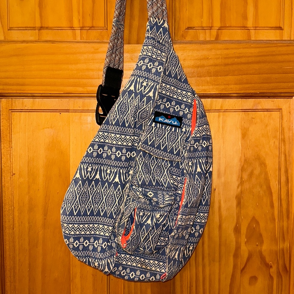 Kavu rope sling crossbody bag in light blue tribal print